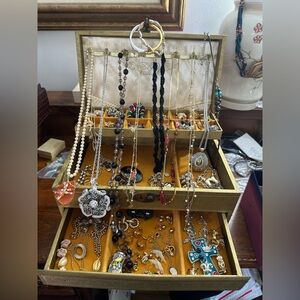 VINTAGE JEWELRY “WONDERS FOUND” at 1800ET
